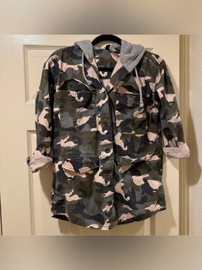 H&M Camouflage Utility Jacket with Hood Women’s Size 2